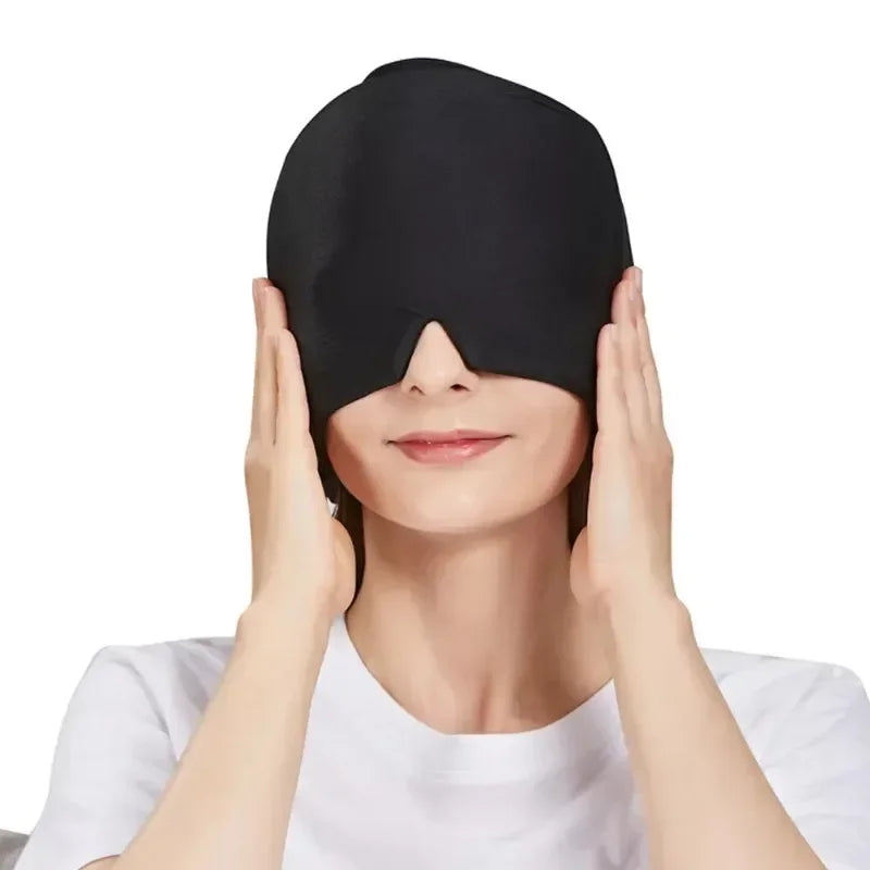 Femme portant un masque anti-migraine noir à gel réutilisable chaud, froid, hot, cold, headache